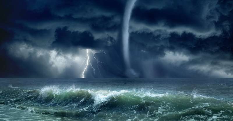 Häufige Ursache für einen Fischregen ist ein Tornado auf dem Meer. Er erfasst Fische und wirbelt sie mitsamt dem sie umgebenden Wasser in die Höhe. Oft werden sie viele Hundert Kilometer weit vom Tornado transportiert. (Foto: shutterstock - IgorZh)
