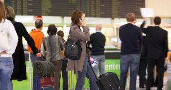 Flughafen Passagiere warten Tafel (Foto: Adobe Stock - Franz Pfluegl)