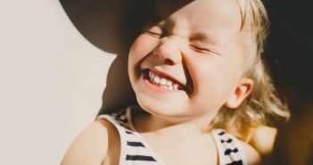 Sonnenschutz für Kinder: Lichtschutzfaktor, Kleidung und Aufenthaltsdauer optimal (Foto: AdobeStock - nataliaderiabina - 413758360)